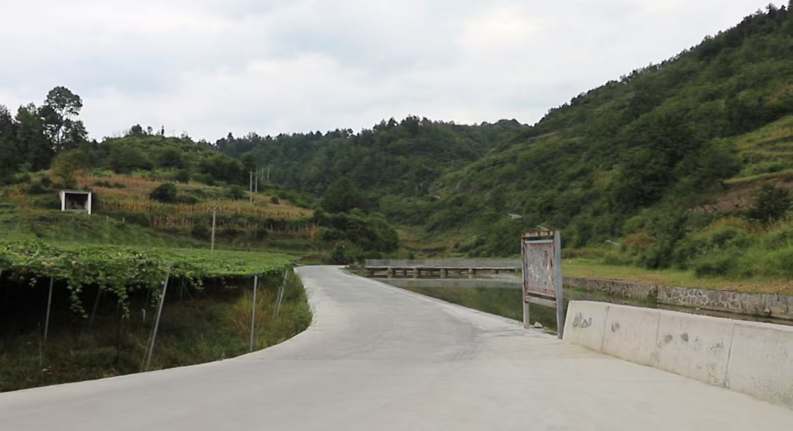 清澈的河水、整洁的步道。彭垚摄