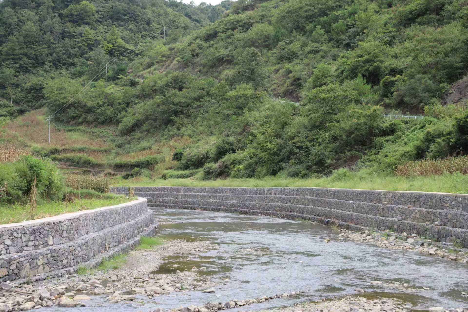 焕然一新的河道。彭垚摄