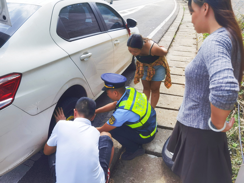 2025年10月5日，在S36玉盘高速K109+100上行，交通执法人员帮助爆胎司机换胎。游俊俊摄