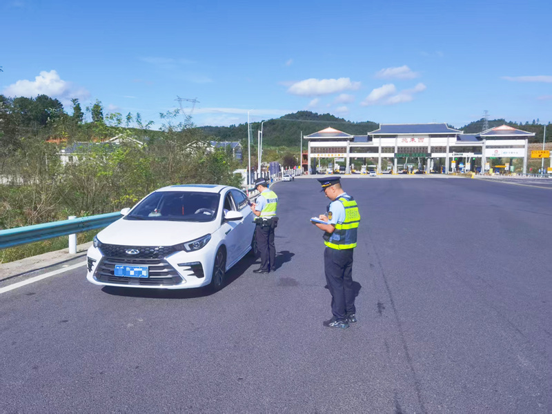 2025年10月7日，交通执法人员在S36玉盘高速施秉服务区上行开展运政执法检查。蒙月摄