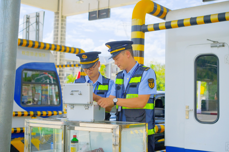 2025年10月8日，交通执法人员在S36玉盘高速施秉西收费站检查便民设施。杨杰摄