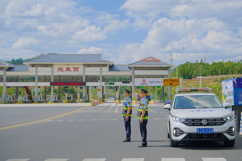 2025年10月8日，交通执法人员在S36玉盘高速施秉西收费站开展值班值守。杨杰摄