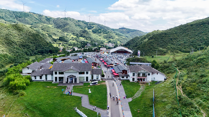 赫章县阿西里西韭菜坪景区停车场。盛灿摄