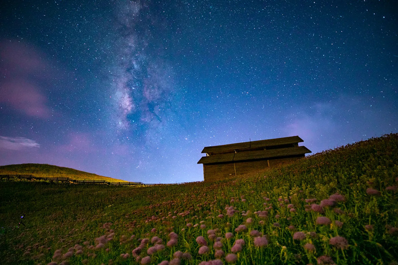 阿西里西韭菜坪雪景星空。陈春志摄