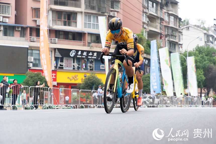 2025第九届“多彩贵州”自行车联赛(赤水站)比赛现场。人民网记者 涂敏摄