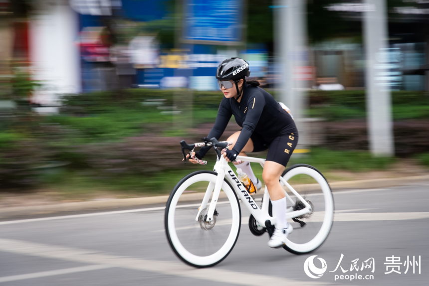 2025第九屆“多彩貴州”自行車聯賽（赤水站）比賽現場。人民網記者 涂敏攝
