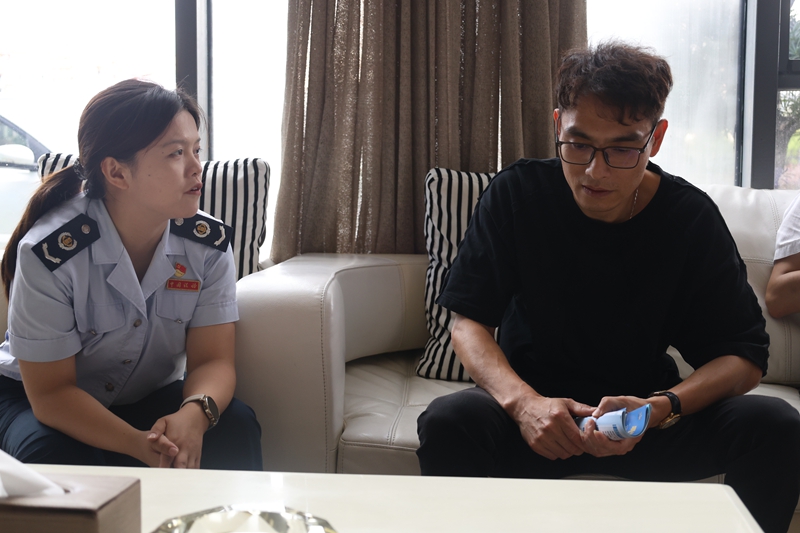 税务干部走访住宿业，深入了解企业经营情况。