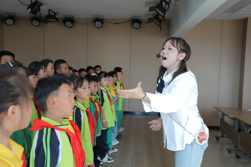 学生们正在上音乐课。何志刚摄