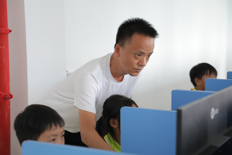 学生们正在上计算机课。何志刚摄