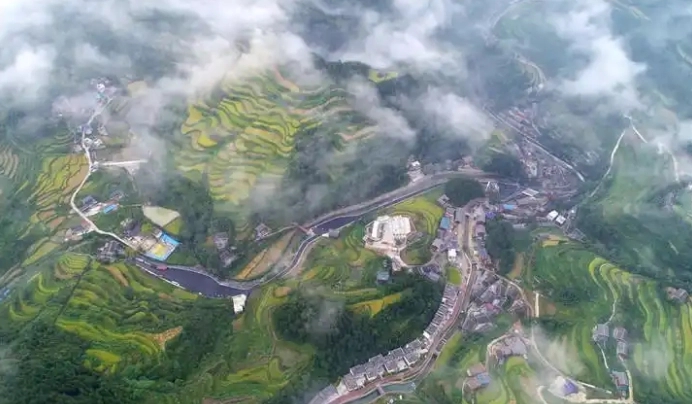 青山绿水间的美丽乡村。龙元彬 摄