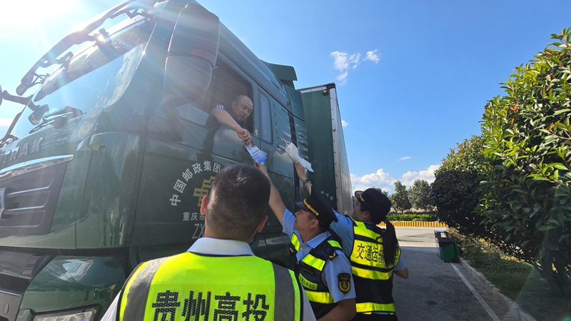2 圖為貴州省交通運輸綜合行政執法七支隊十二大隊執法人員給大貨車司機發放免費關懷物資
