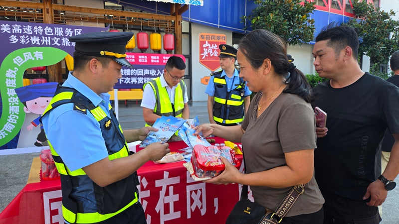 3 圖為貴州省交通運輸綜合行政執法七支隊十二大隊執法人員向過往司乘人員發放宣傳單