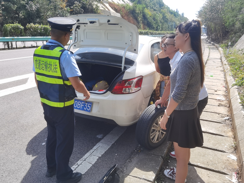 1 图为S36玉盘高速K109+100上行 执法人员帮助爆胎司机换胎七支队五大队。
