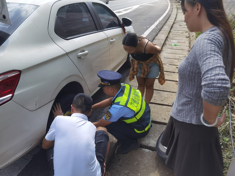 2 图为在S36玉盘高速K109+100上行 执法人员帮助爆胎司机换胎七支队五大队。