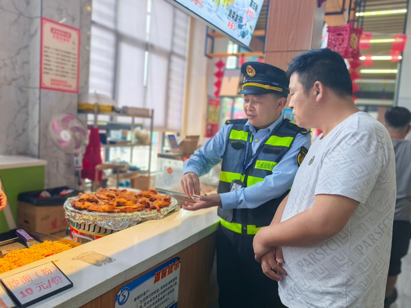 4 图为S36玉盘高速施秉服务区下行 执法人员检查服务区食品七支队五大队。