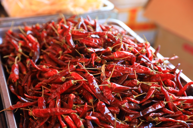 集市上摆放的干辣椒。 吴麟钦 摄