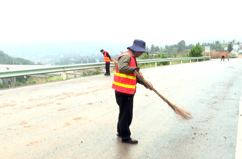 1 图为“马路卫士”每天要将大量工作时间花费在乘车巡查的路上。.jpg
