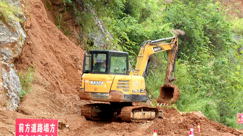 2 图为“马路卫士”每天要将大量工作时间花费在乘车巡查的路上。.jpg