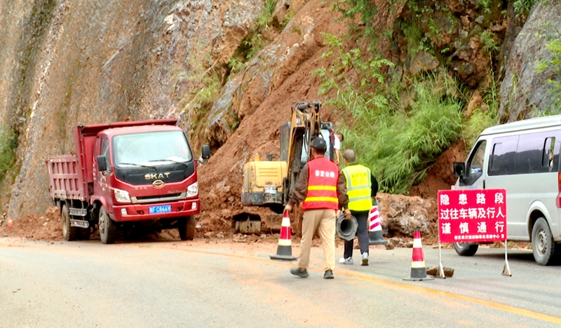 3 图为养护工人正在清理泥土.jpg