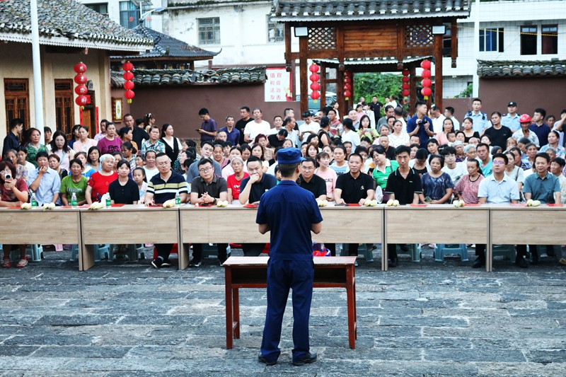 普法宣传现场.jpg