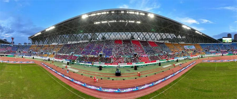 2025城市足球邀请赛在贵阳奥体中心举办。