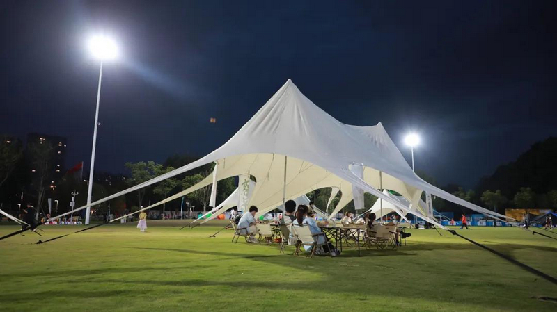 市民一边喝咖啡，一边观看比赛。