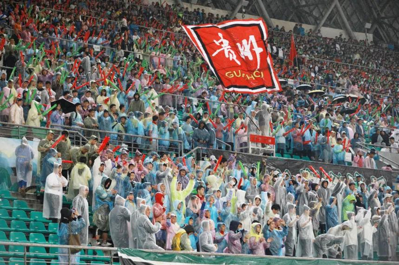 “城超”决赛现场万人欢呼。