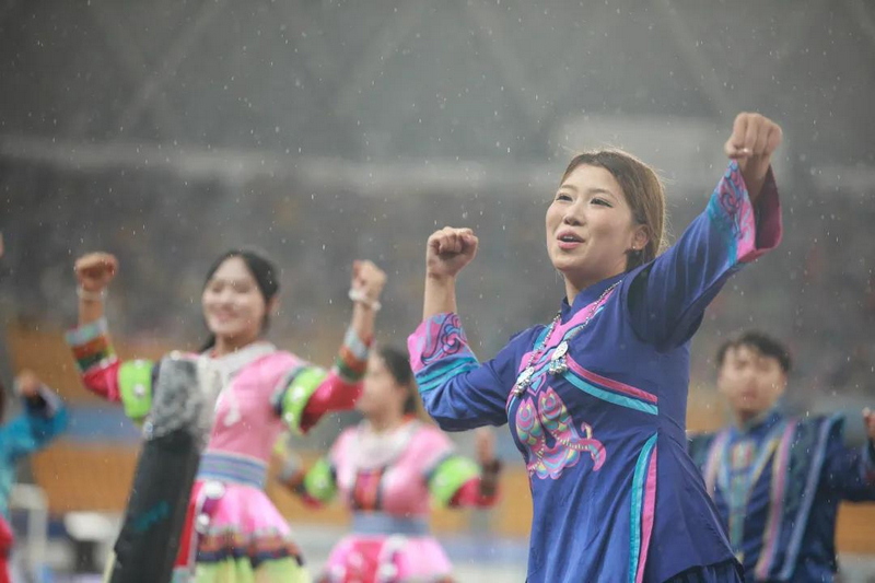 “城超”决赛现场的文艺节目。