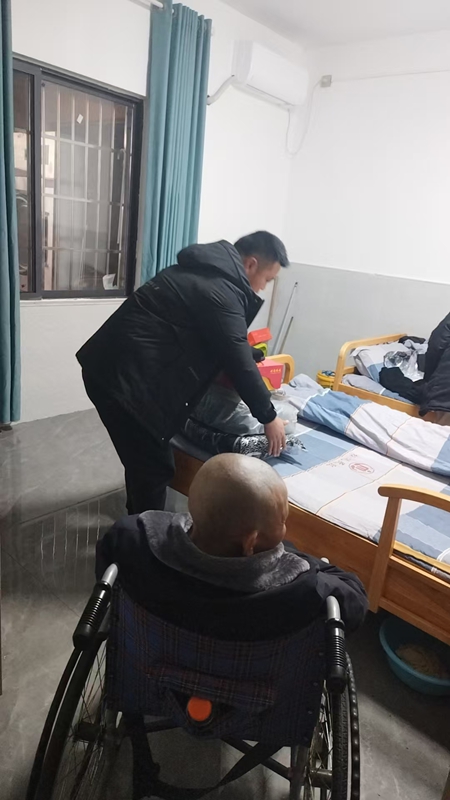 大坪场镇敬老院院长田松江帮助老人们整理被褥。