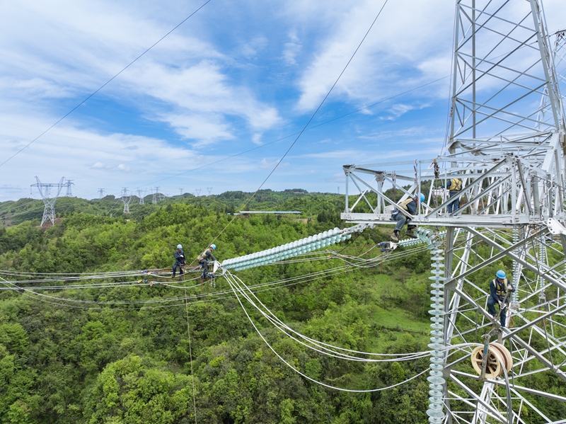 500千伏乌撒至奢香第二回线路工程施工现场，施工人员正在作业。潘聪 摄.jpg