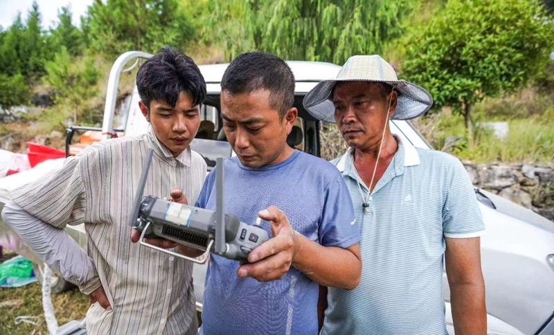 沿河9.45万亩油菜播种忙，农机农技助秋播。