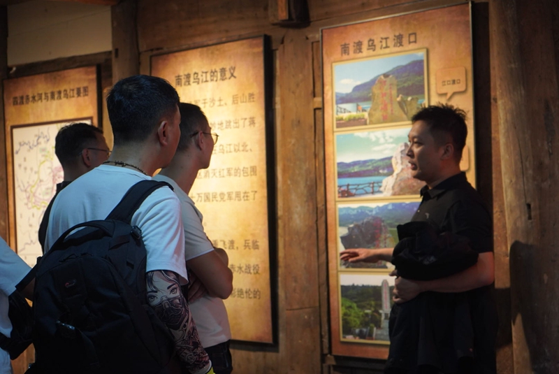 摩友们正在聆听南渡乌江历史。黄源汇 摄.JPG