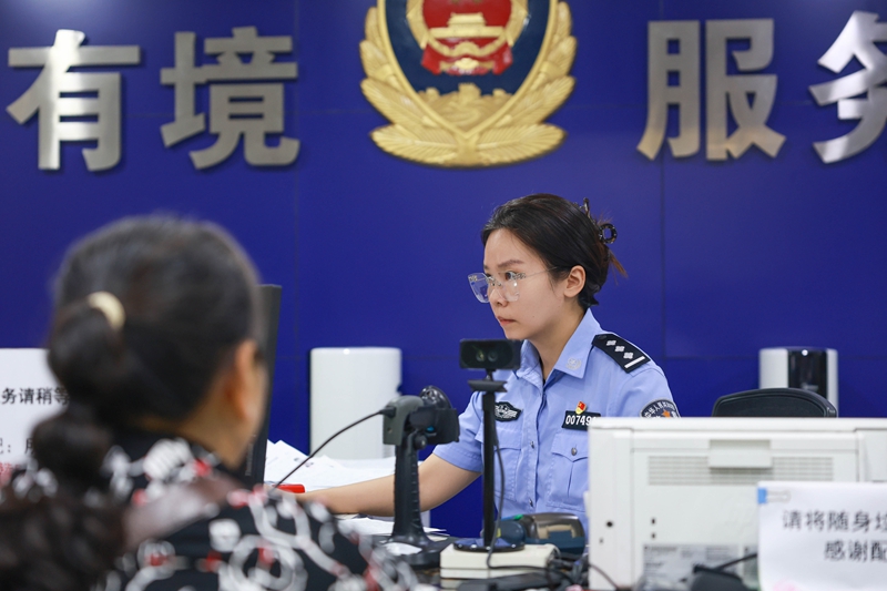 1、出入境管理民警在为群众办理业务。田杨涛摄.jpg