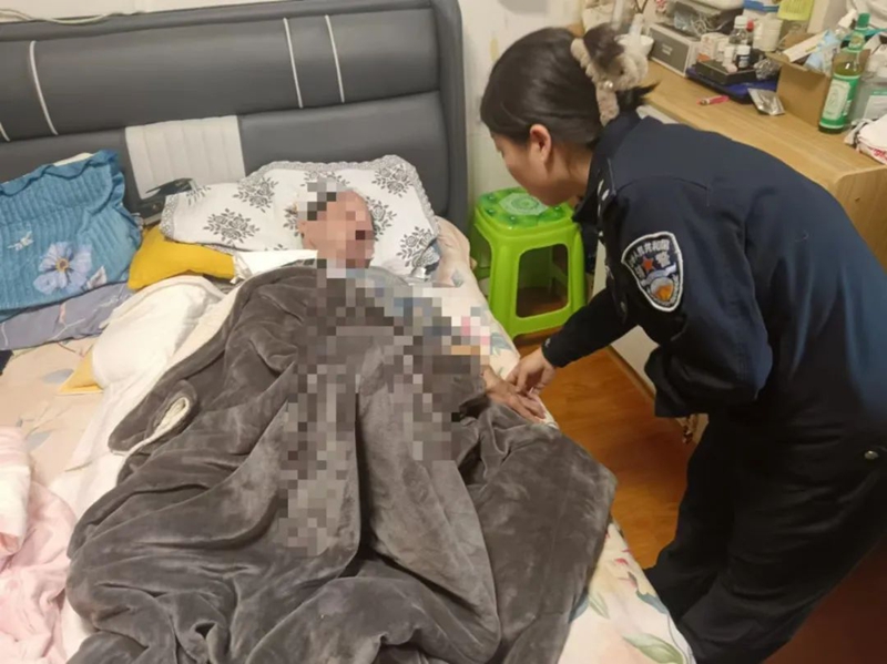 4、中曹司派出所户籍辅警上门为行动不便的老人办理证件。南明公安供图.jpg