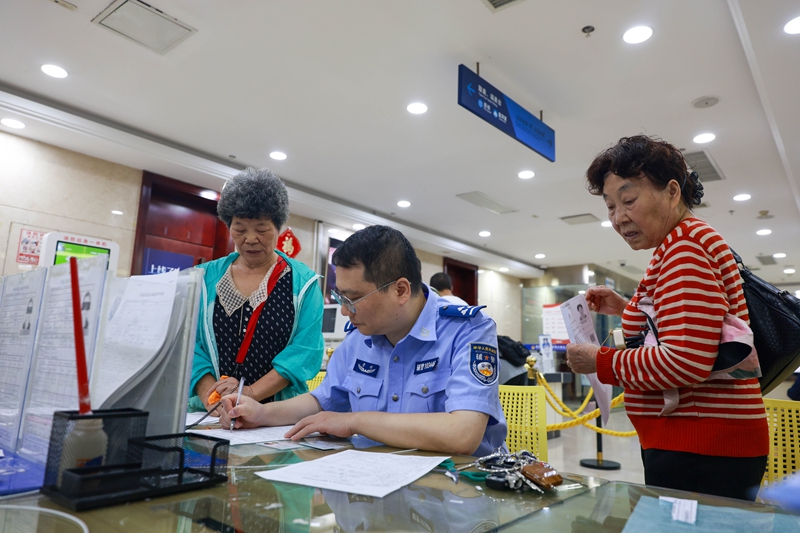 5、出入境管理辅警在为群众办理业务。田杨涛摄.jpg