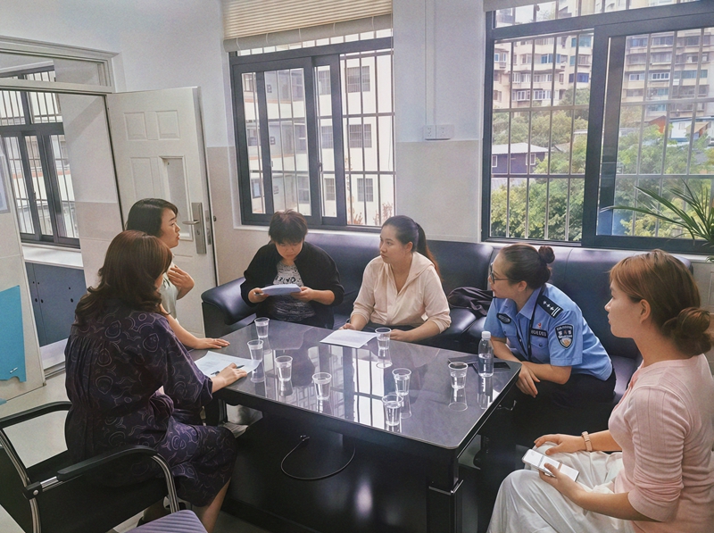 6、中华南路派出所社区民警为群众耐心解答疑问。南明公安供图.jpg