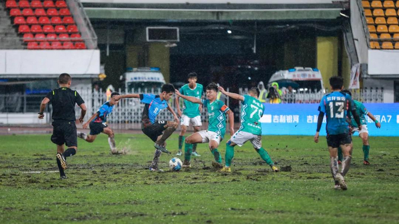 2025城市足球邀请赛决赛现场比拼激烈。