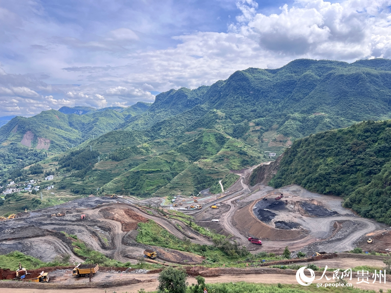 楊山露天煤礦項目現場。人民網 陳潔泉攝