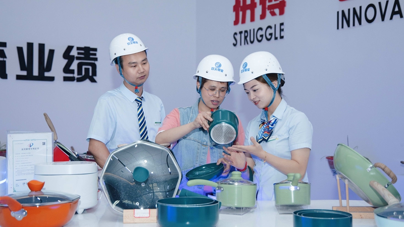 郵儲銀行工作人員深入水城經濟開發區鋁及鋁加工產業園,了解企業所需。郵儲銀行貴州省分行供圖