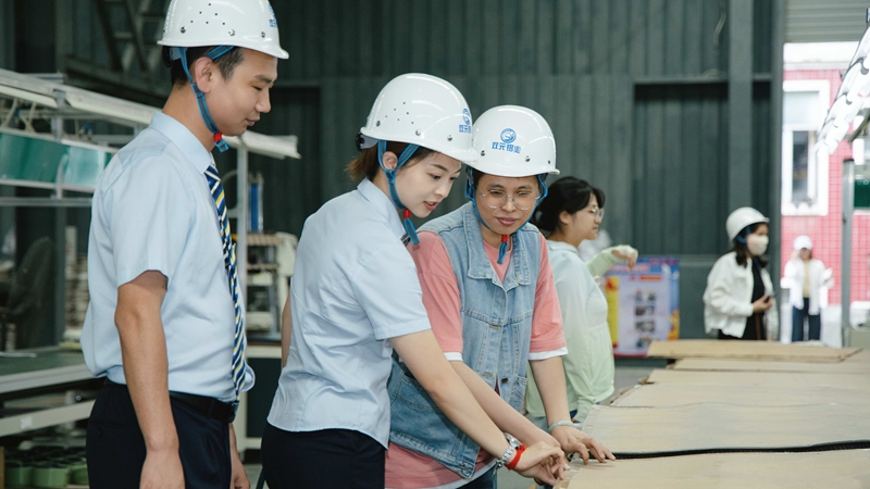 郵儲銀行工作人員深入水城經濟開發區鋁及鋁加工產業園,了解企業所需。郵儲銀行貴州省分行供圖