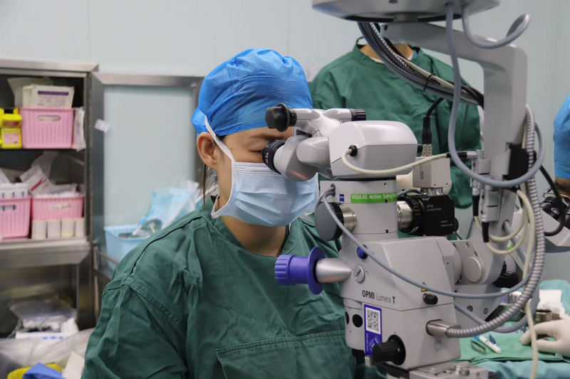 医生在为患者检查。