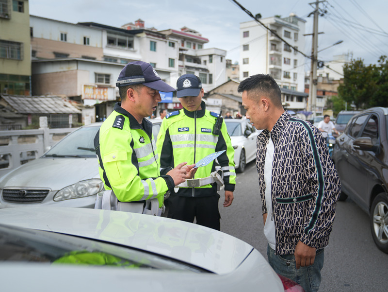 专项整治交通不文明行为 绘就城市文明出行画卷。