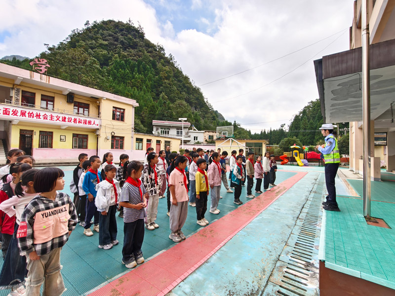专项整治交通不文明行为 绘就城市文明出行画卷。