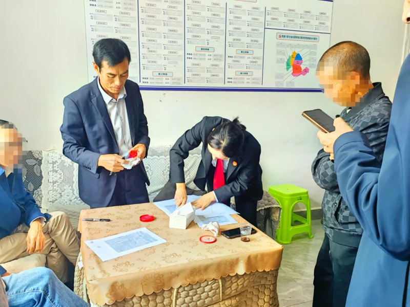 2、在现场达成的调解协议上郑重签下名字。