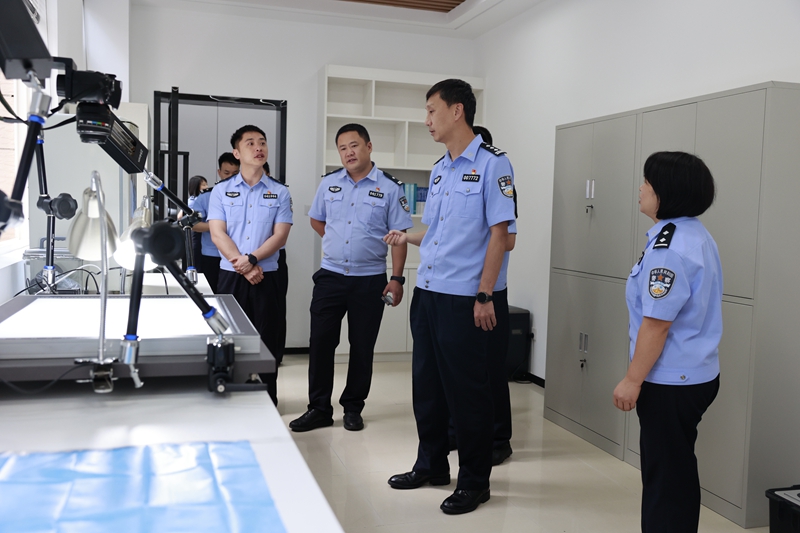 2、南明区政府副区长、南明公安分局党委书记、局长陈晓路到工作室调研指导工作。