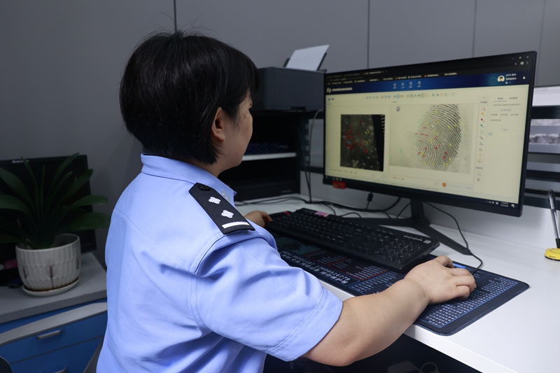 5、杨小宇在指纹比对.