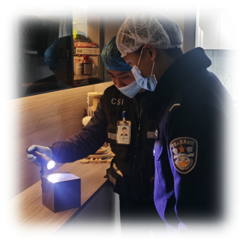 6、杨小宇和同事在提取指纹.