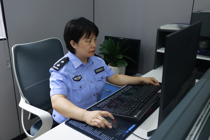 6、杨小宇在工作.