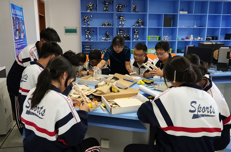 清镇市第一中学创客空间正在开展教学.jpg