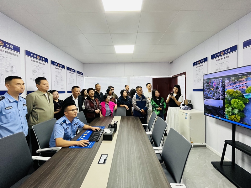 3、市民观看警用无人机巡逻后台操控.